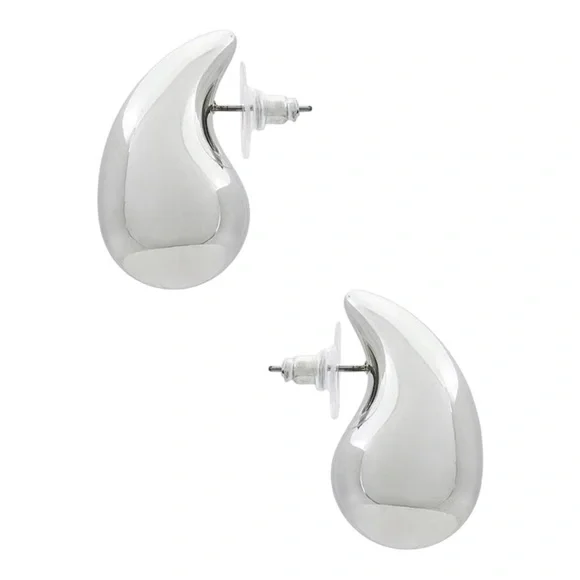 REVOLVE - Amber Sceats Lila Earrings in Silver - Picture 2 of 4